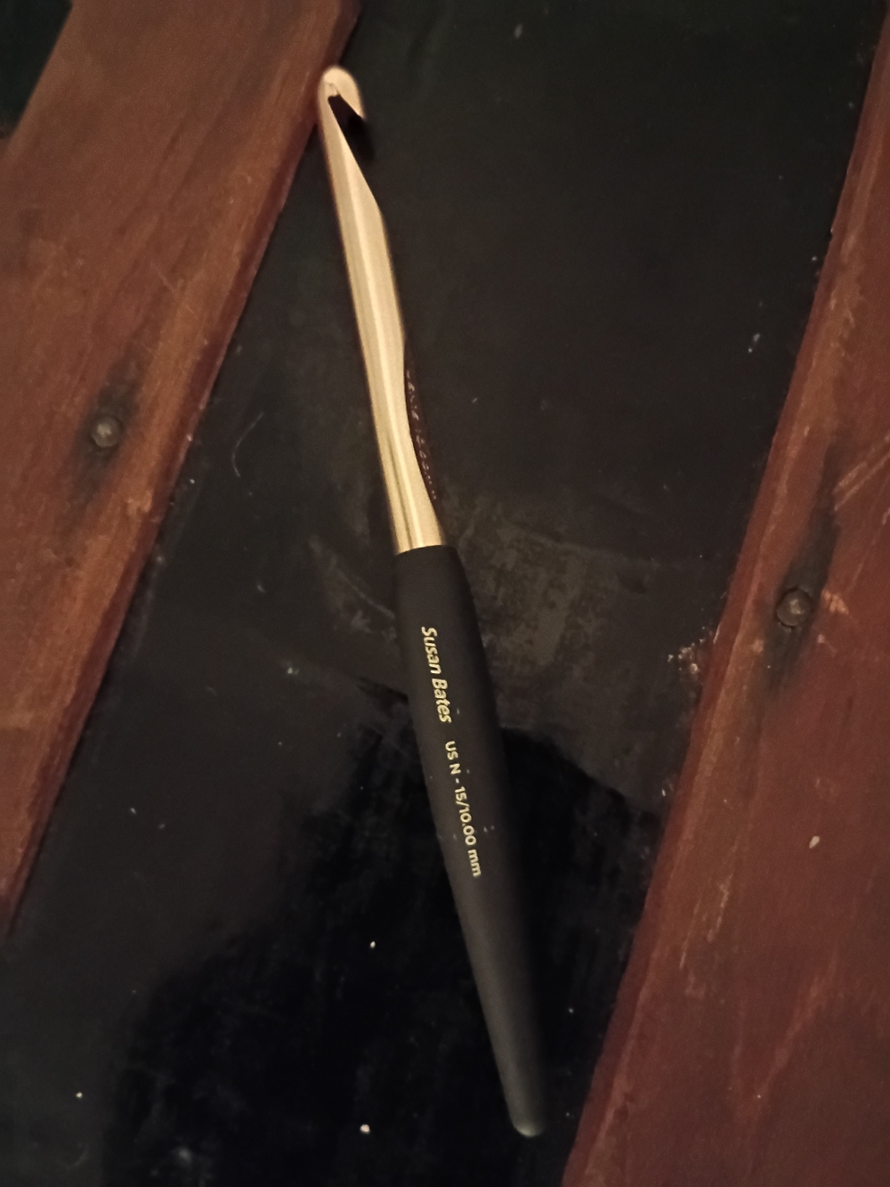 Gold and Black Crochet Hook - 10.00 mm